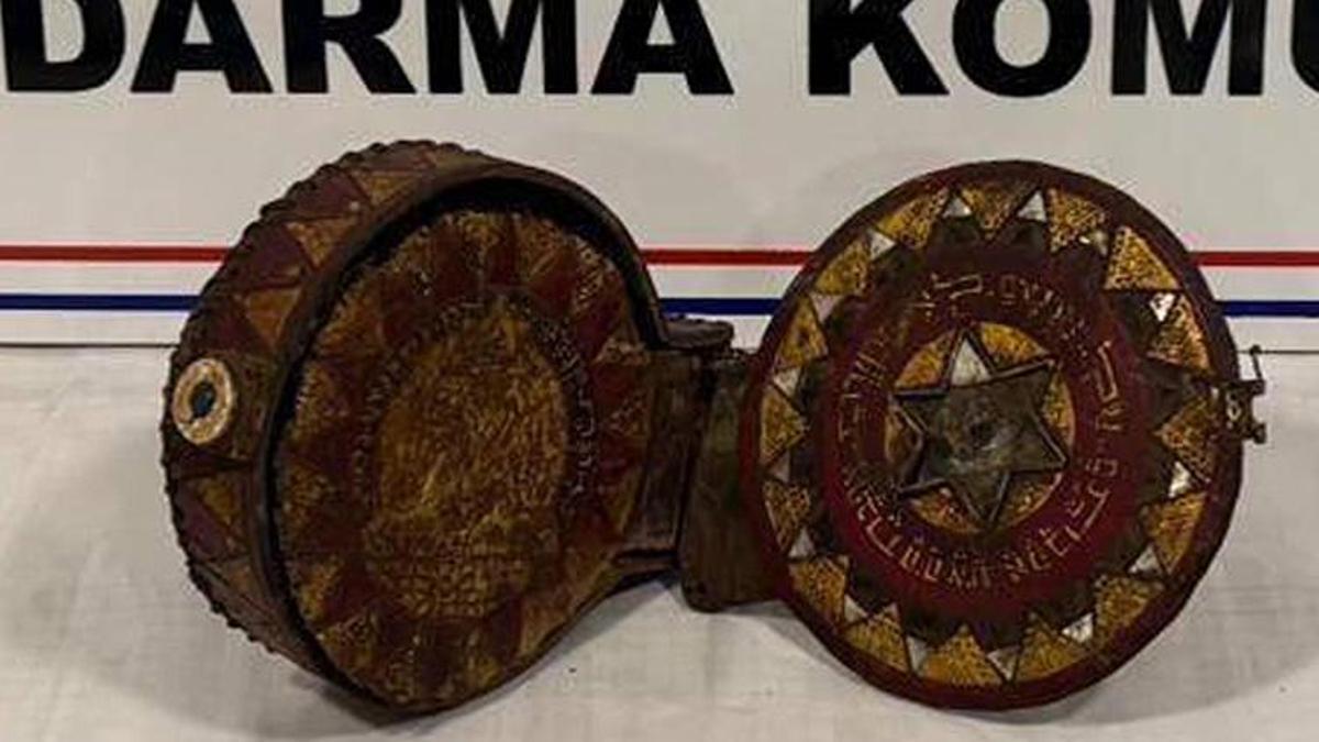 Uyuşturucu operasyonunda şaşırtan detay: Zulanın içinden altın işlemeli Tevrat çıktı