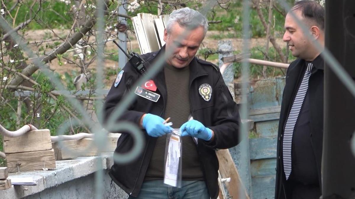 İki kardeş bir oldu, babalarını bıçak ve baltayla katletti