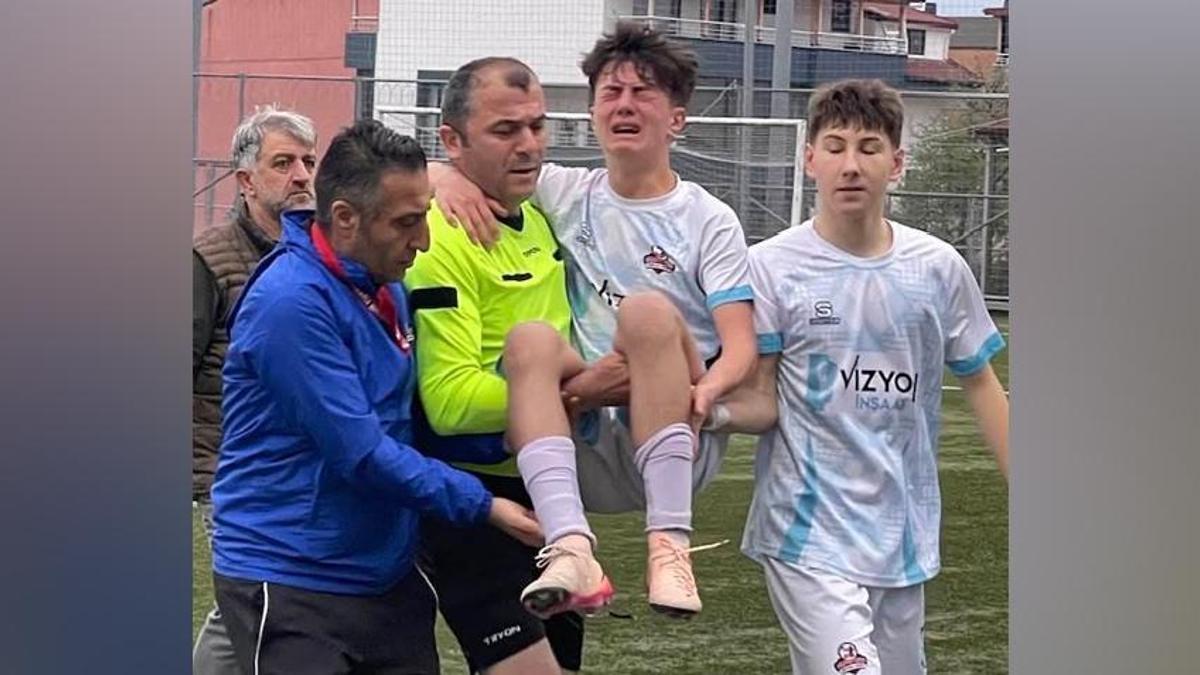 Kocaelispor maçında hakem olay oldu! Kucağında taşıyıp götürdü