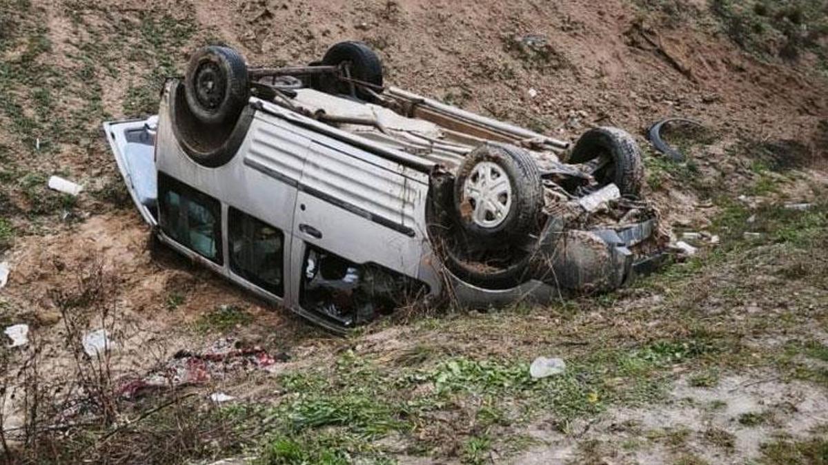 Kırıkkale'de kontrolden çıkan hafif ticari araç takla attı