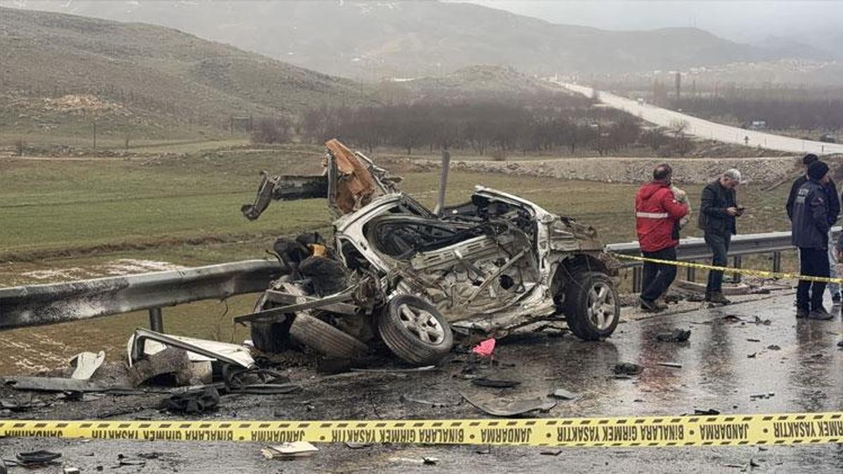 Doğanşehir'de otomobil ile TIR çarpıştı 3 kişi yaşamını yitirdi, 1 kişi de yaralandı