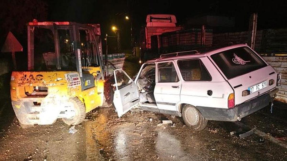 Gaziantep'te otomobil, yük indiren forklifte çarptı 4 kişi yaralandı