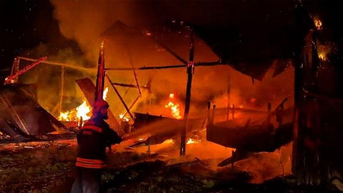Bolu'da samanlığa yıldırım düştü samanlık ve traktör alev alev yandı
