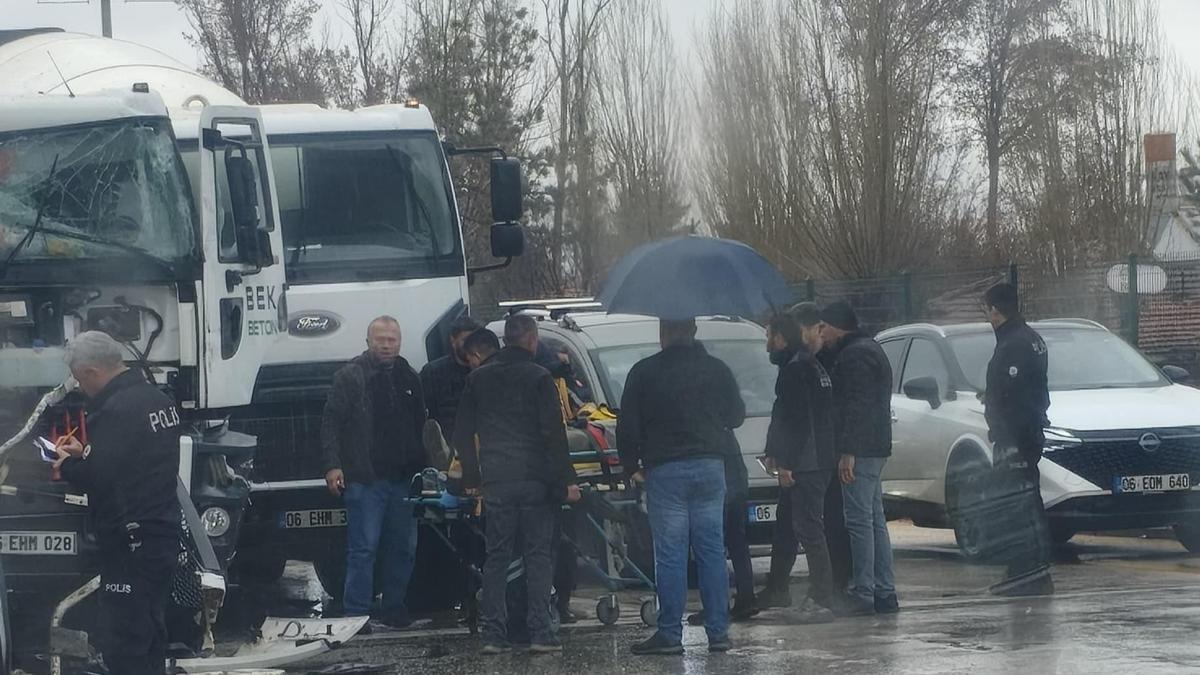 Beton mikserleri kırmızı ışıkta çarpıştı: 1 yaralı