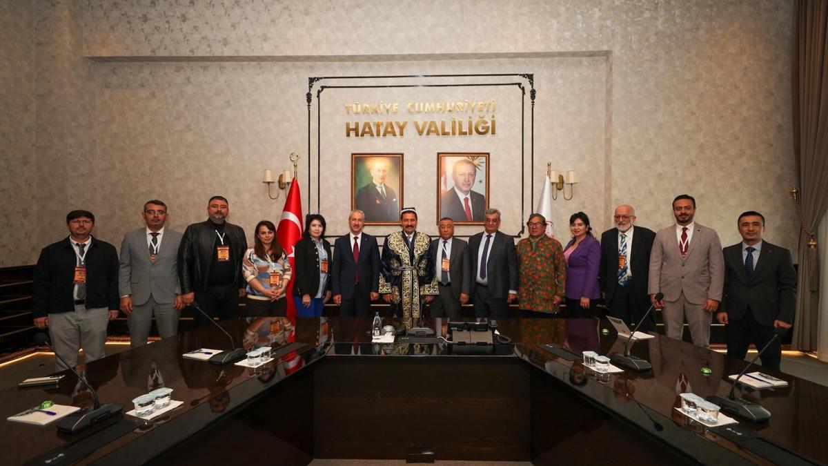 Hatay Valisi Masatlı Özbek çapanı giydi