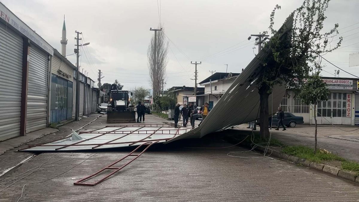 Aydın'da fırtına nedeniyle iş yerinin çatısı uçtu