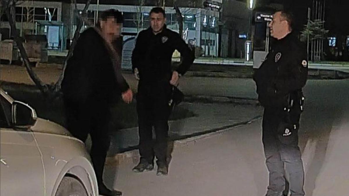 Polisin elinde keser olan adamla imtihanı kameraya yansıdı