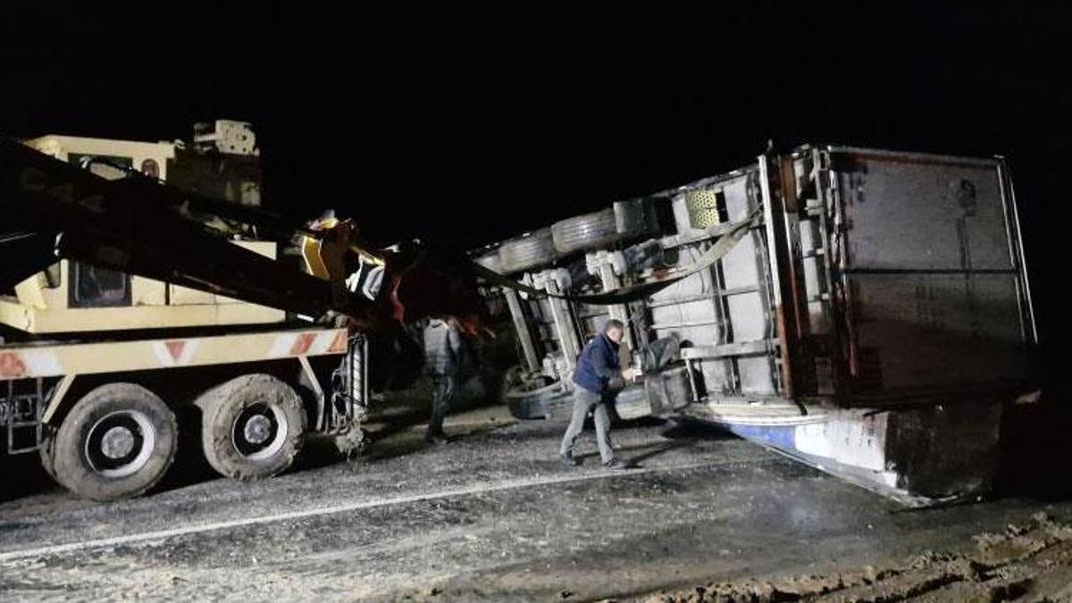 Çorum’da kayan tır devrildi, Ankara-Tokat karayolu saatlerce ulaşıma kapandı
