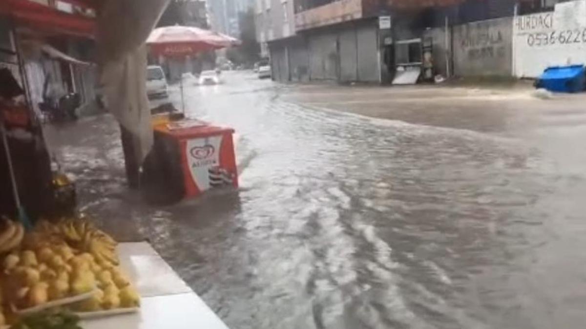 Adana’da dolu, sağanak ve hortum! Hayat felç oldu