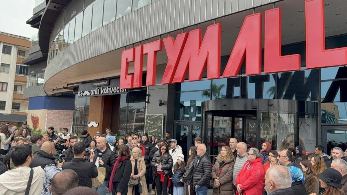 Samsun'da AVM mühürlendi! Çalışanlar tepki gösterdi