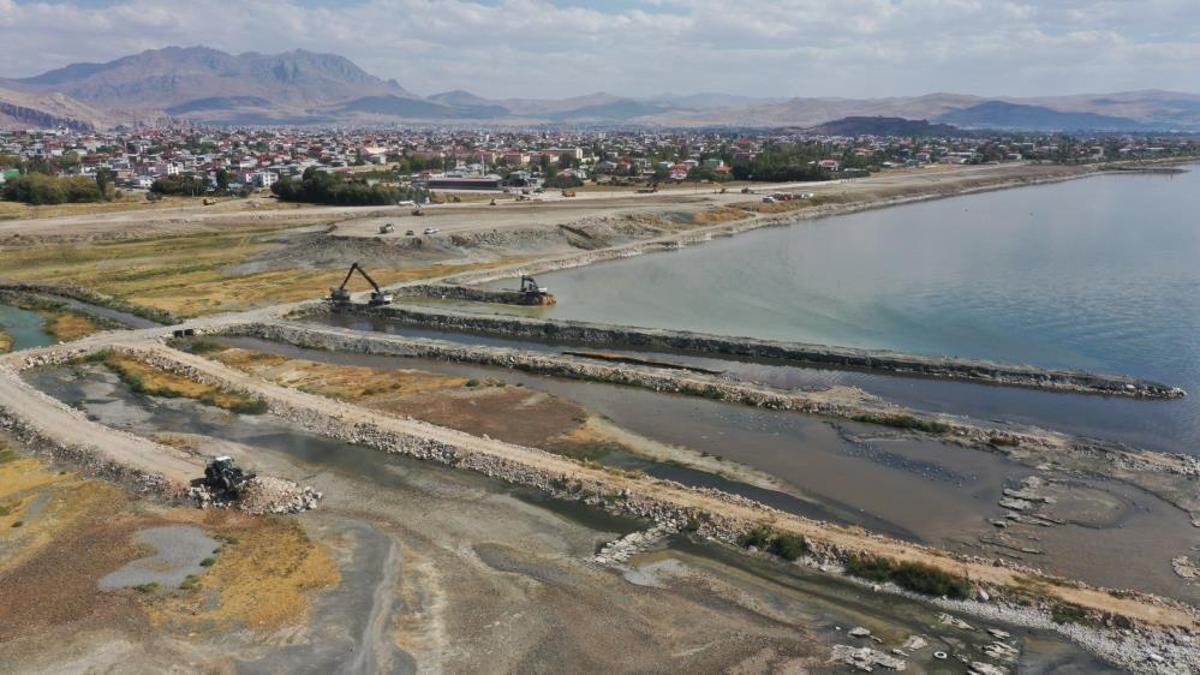 Van Gölü'nde dip çamuru temizlendi