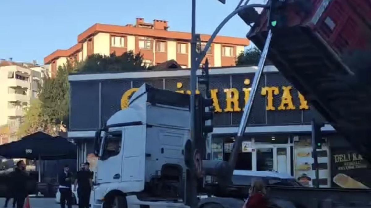 Pendik'te caddede yük boşaltan hafriyat kamyonunun dorsesi trafik ışıklarına çarptı