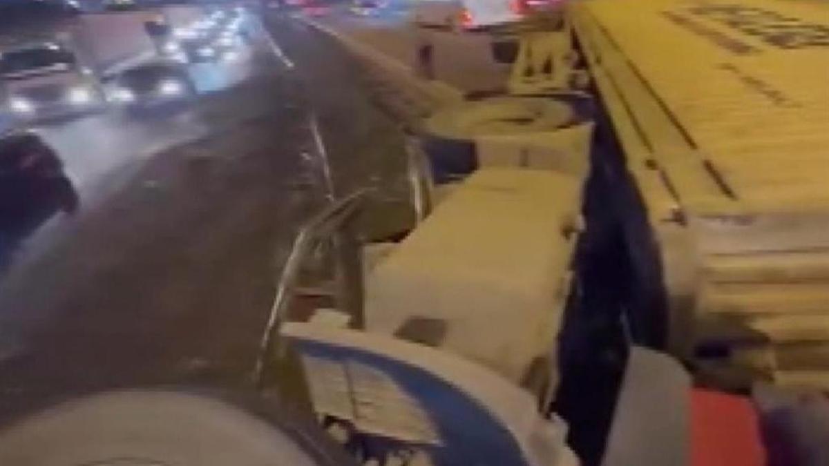 TEM Otoyolu'nda tır devrildi: Trafik yoğunluğu oluştu
