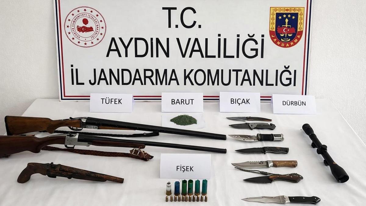 Evi ve deposunda 3 ruhsatsız silah ve 7 bıçak ele geçirilen şüpheli gözaltına alındı