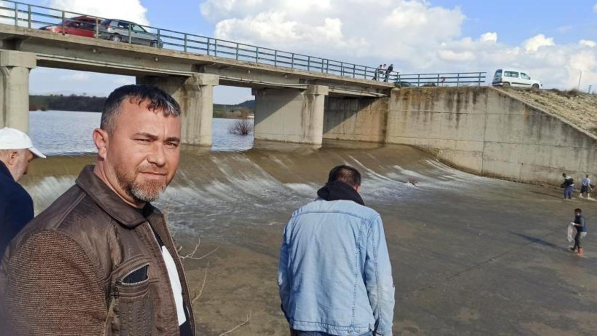 Afyonkarahisar'da baraj kapakları açıldı, kovasını alan savağa koştu! Kilolarca balık saniyeler içinde toplandı!