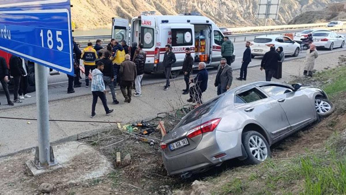 Suşehri'nde otomobil şarampole devrildi kazada 3 kişi yaralandı