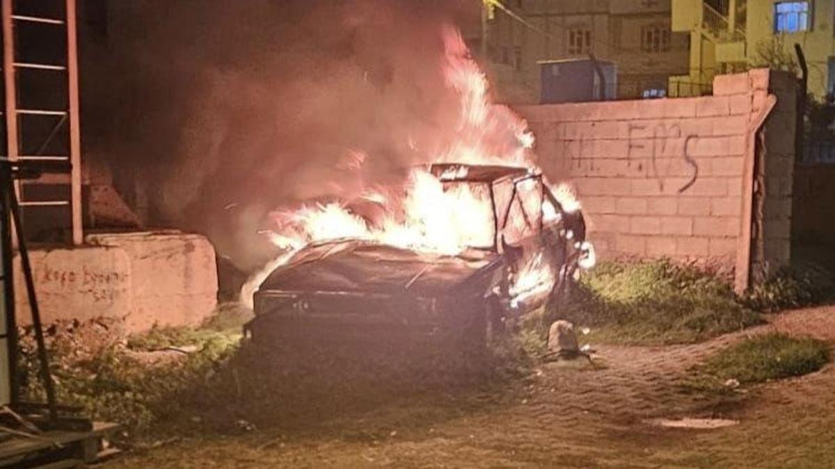 Nusaybin'de park halindeki otomobil yanarak kullanılmaz hale geldi