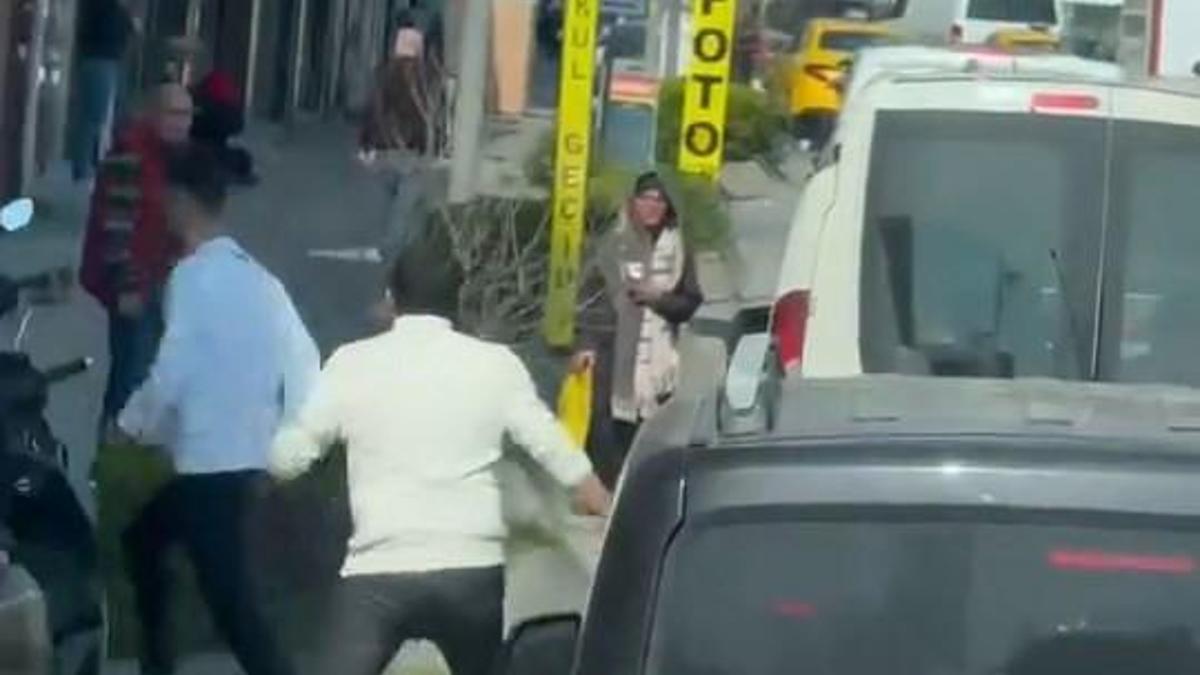 Beyoğlu'nda tartıştığı motosikletliyi bıçaklayan minibüs şoforü kamerada