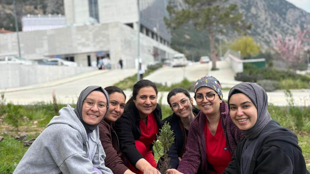 Hastane bahçesine fidan dikimi