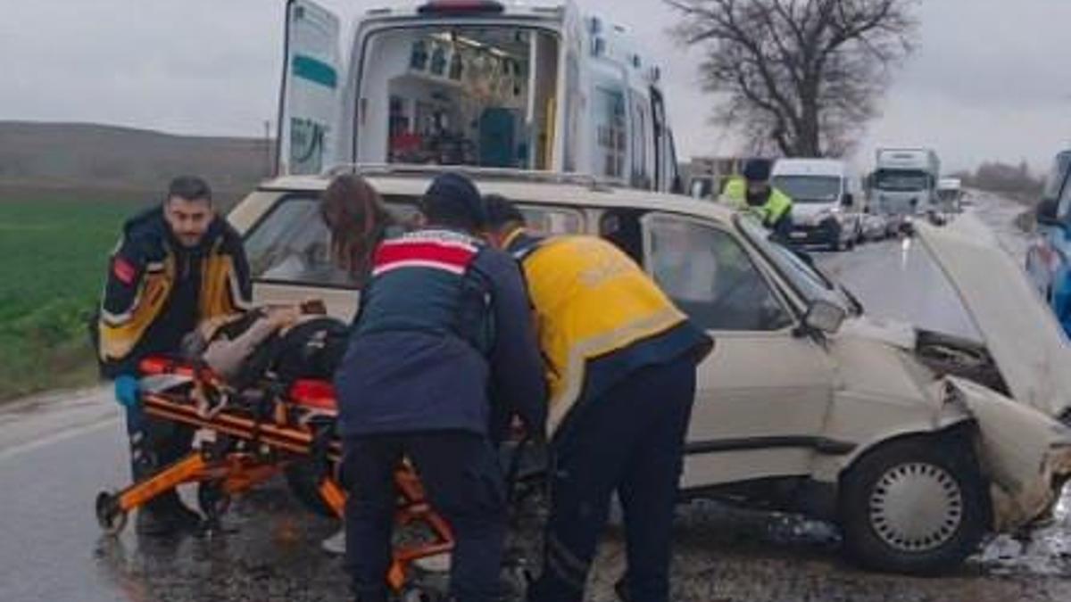 Çorum'da iki otomobil kafa kafaya çarpıştı: 3 yaralı