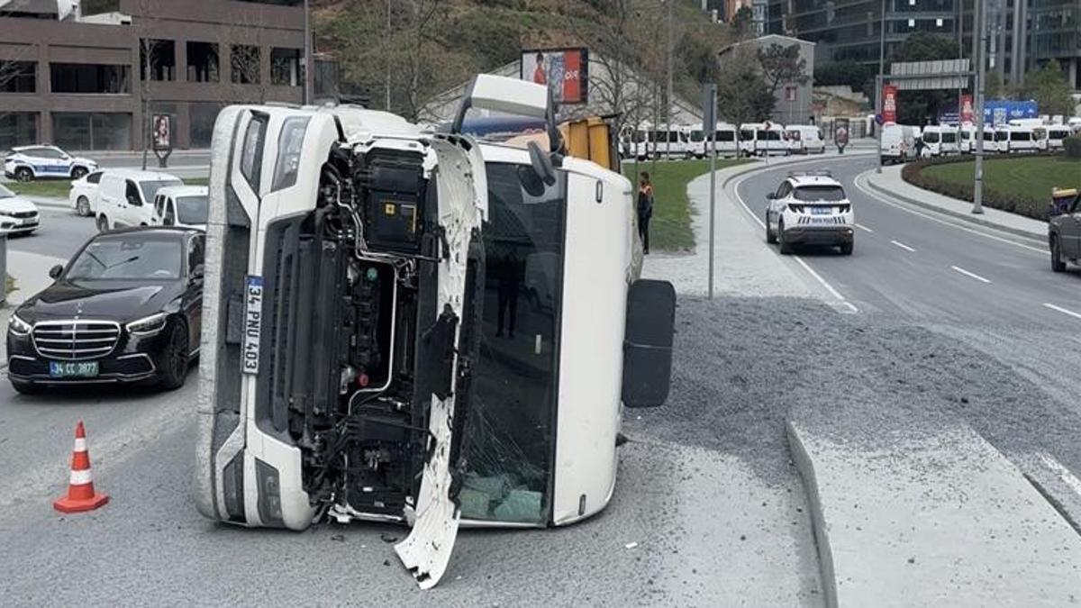 Sarıyer’de hafriyat kamyonu devrildi! Trafik kilitlendi