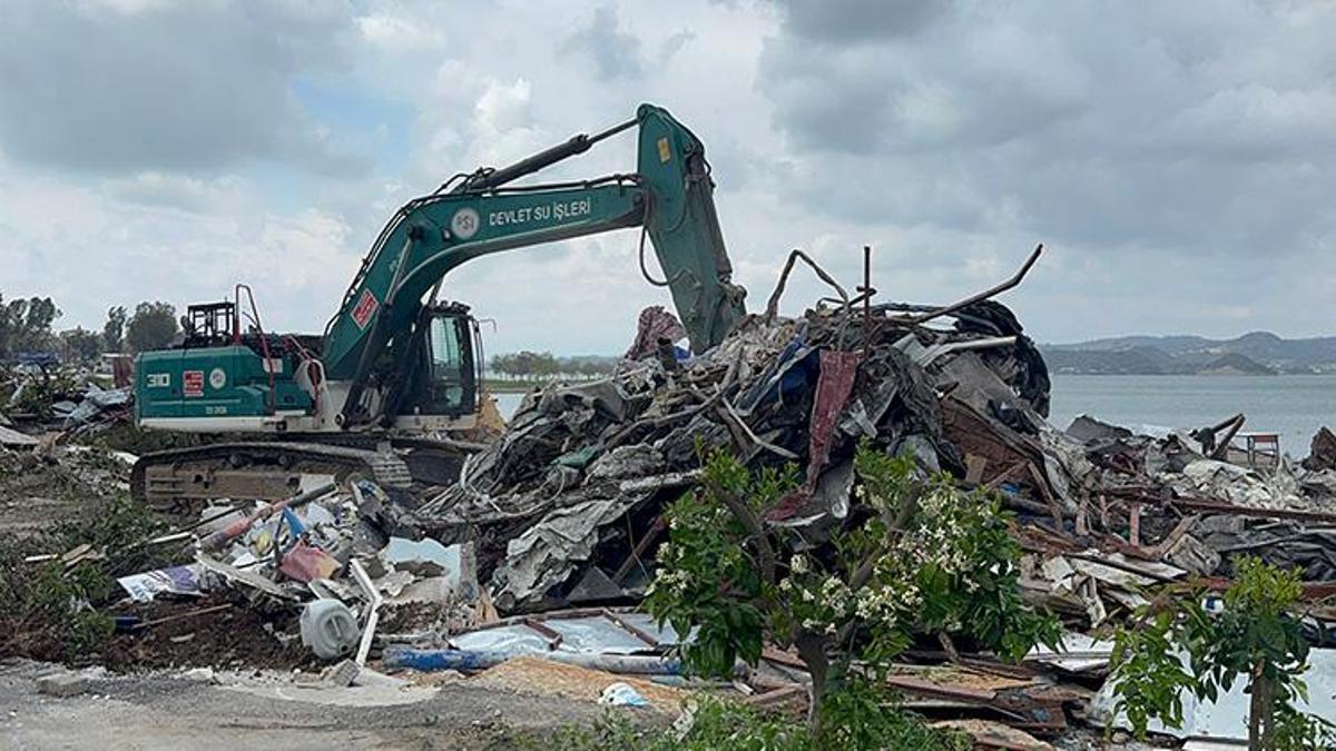Adana'da göl kıyısı kaçak yapılardan temizleniyor! Tek tek yıkıyorlar