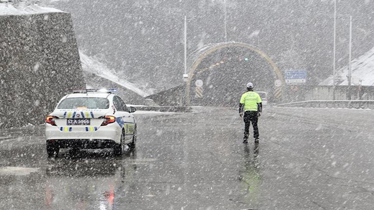 Nisan ayında kar yağışı! Her yer bembeyaz oldu