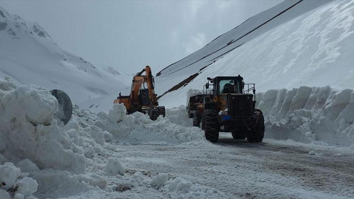 3 buçuk aydır kapalı olan Bahçesaray yolunda çalışma yeniden başladı