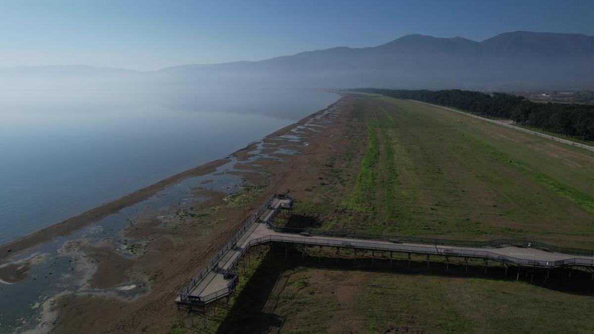 İznik Gölü'nde su çekilmesi alarm veriyor! İskele karada kaldı