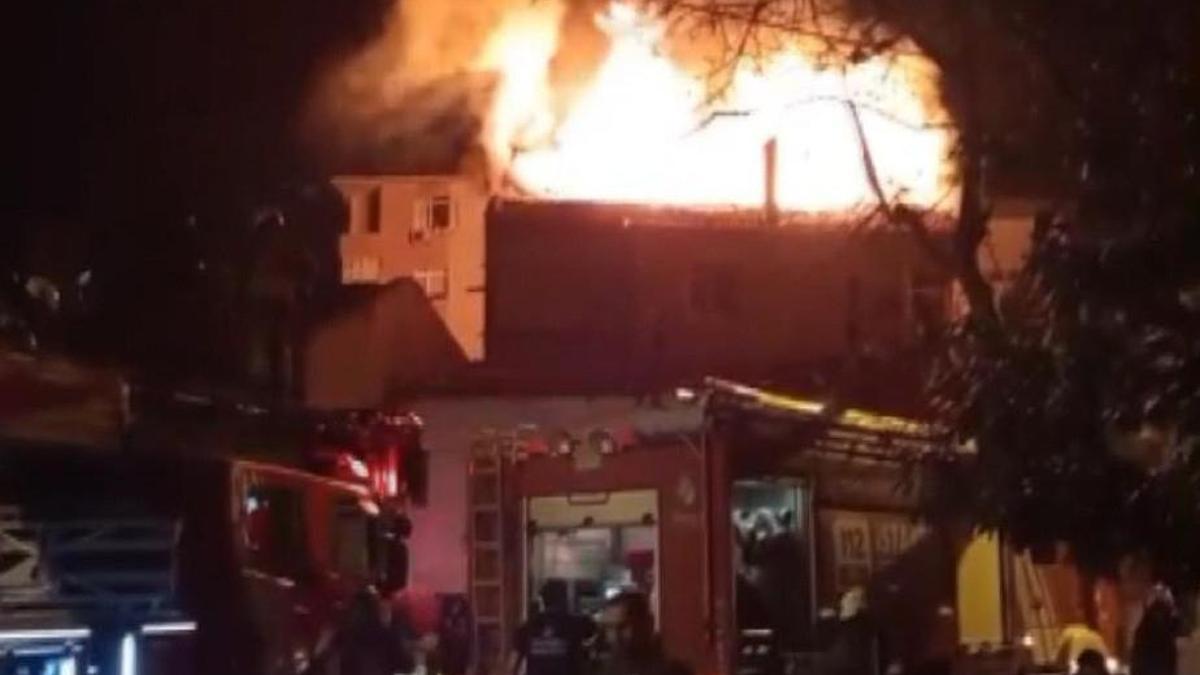 Kartal’da 3 katlı binanın çatısı alev alev yandı; 2 kişi dumandan etkilendi