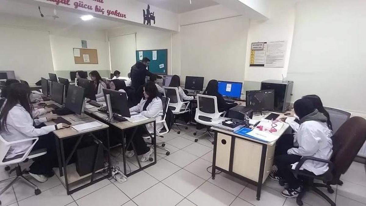 Kayseri'de kız öğrenciler tasarladı: Hayalini kurdular, üretime geçtiler!