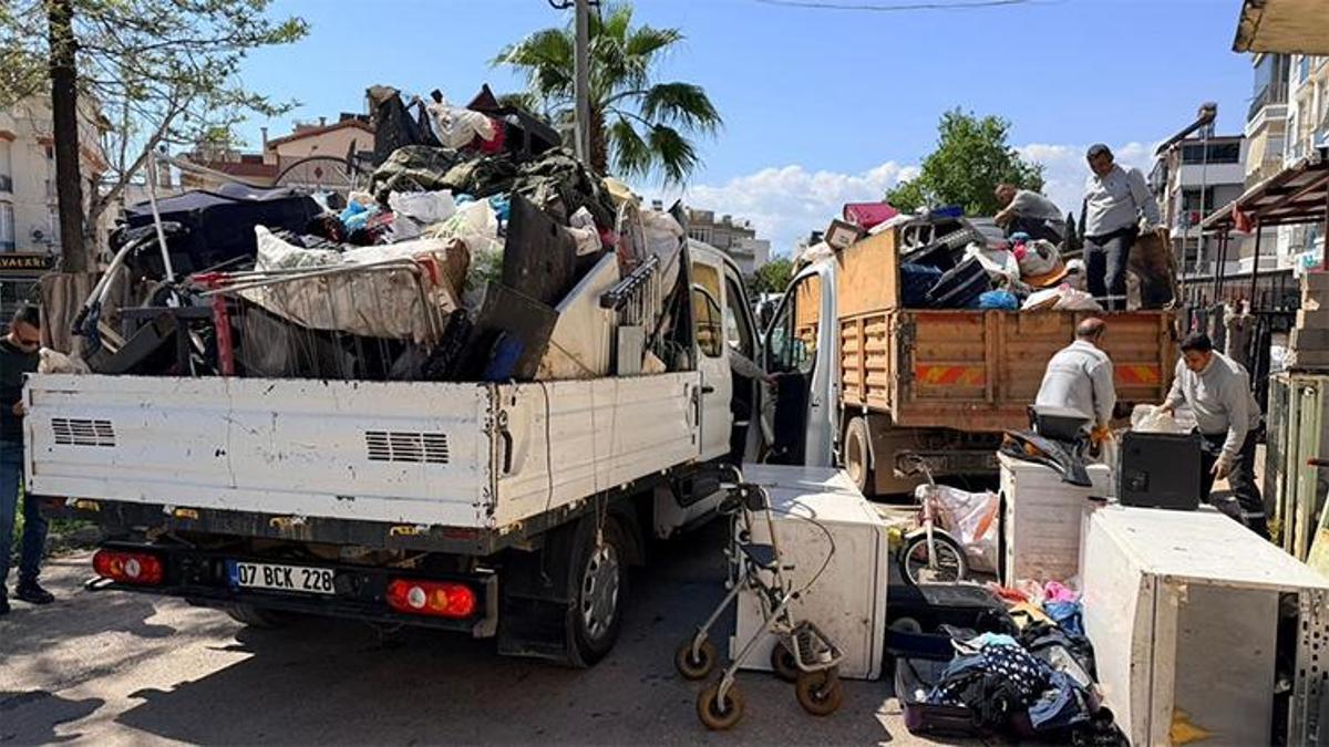 Bir evden bir mahalle çöp çıktı! Belediye boşaltıyor, o dolduruyor: Tam 20 kamyon...
