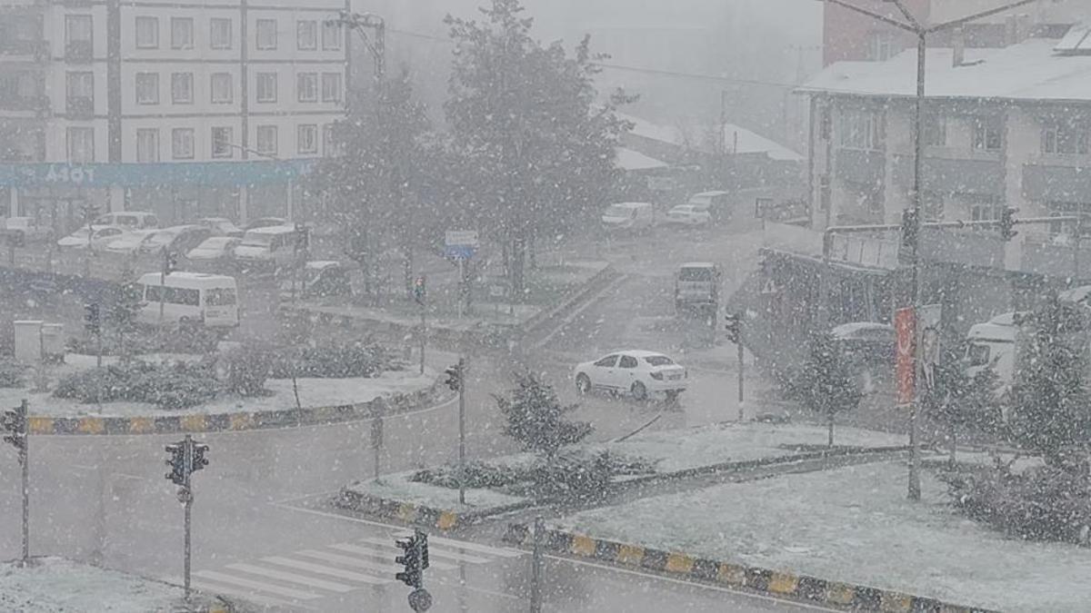 Erciş’e kış geri döndü! Nisanda kar yağışı