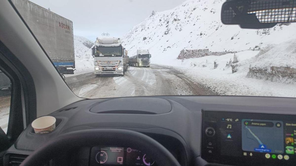 Bingöl-Erzurum kara yolunda kar etkisi! Uzun araç kuyrukları oluştu