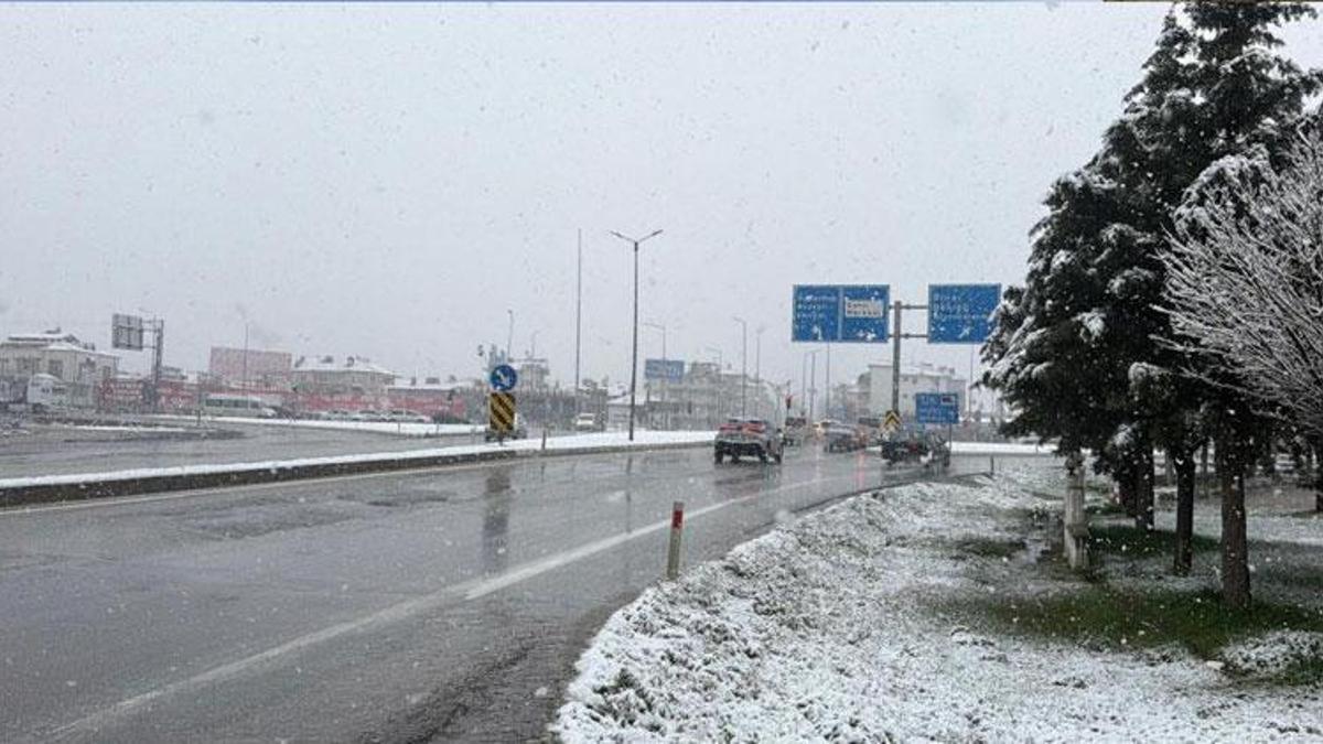 Lapa lapa yağan yoğun kar ilçeyi beyaz örtüyle kapladı