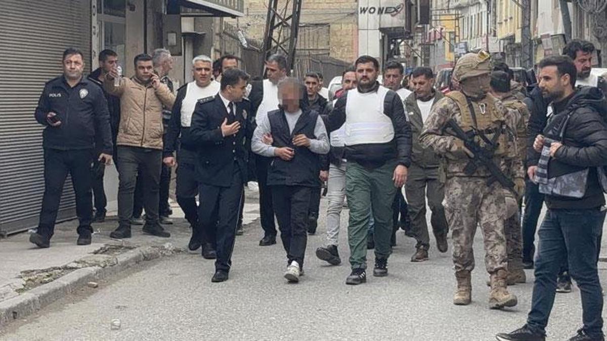 Gaziantep'te hareketli anlar: 5 kişiyi rehin aldı, polise ateş açtı