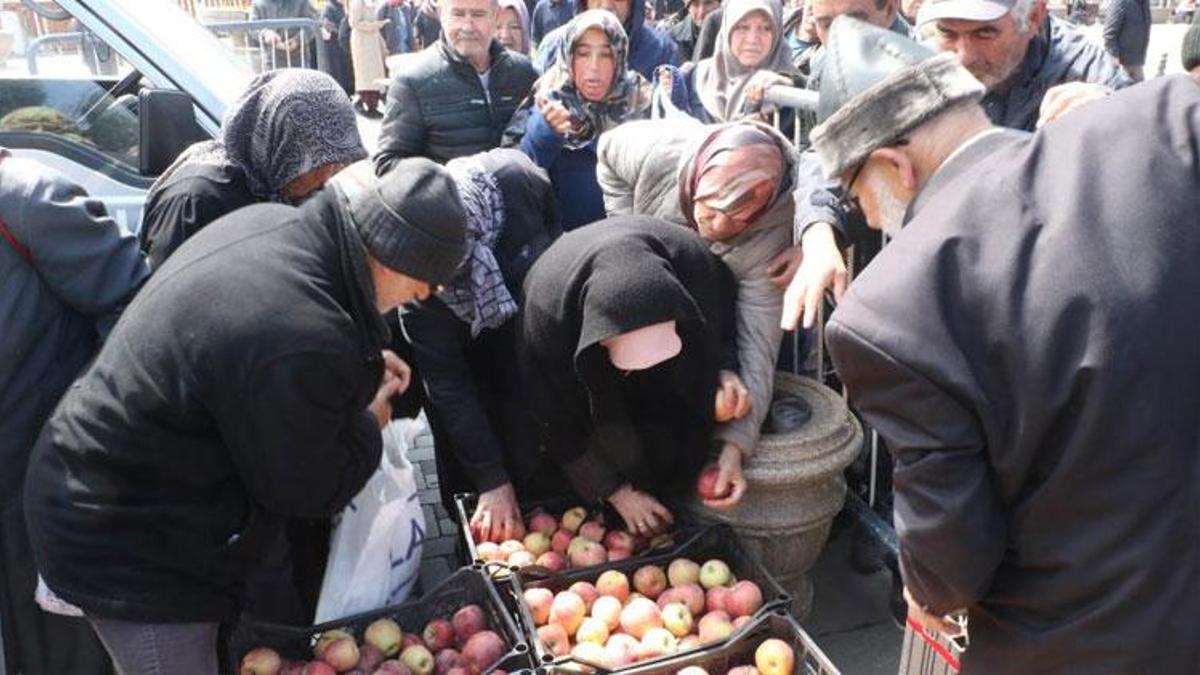 'Elmacı Dede' Muhammet Yılmaz şehit polislerin hayrına elma dağıttı