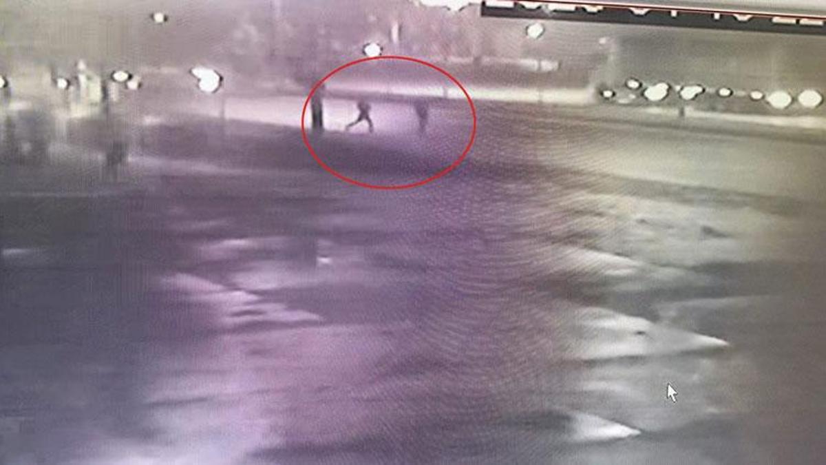 İnegöl'de yola düşen telefonunu almak isterken otomobilin çarptı