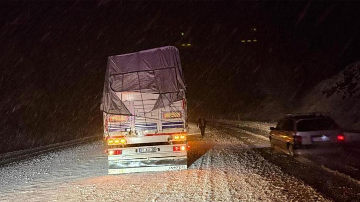 Çorum Alaca'da kar yağışı etkili oluyor