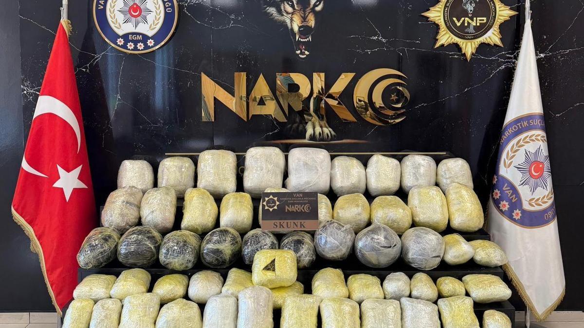 Van’da kamyonda 74 kilo uyuşturucu ele geçirildi: 2 gözaltı