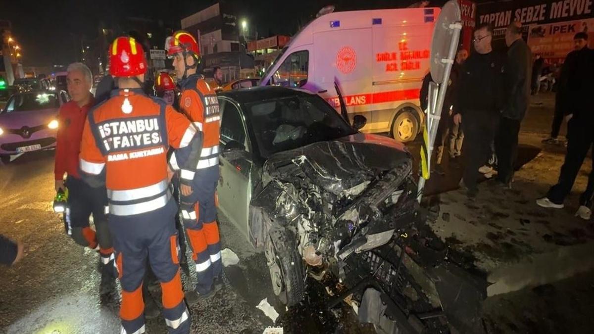 Avcılar kavşağında kafa kafaya çarpışma: 4 yaralı