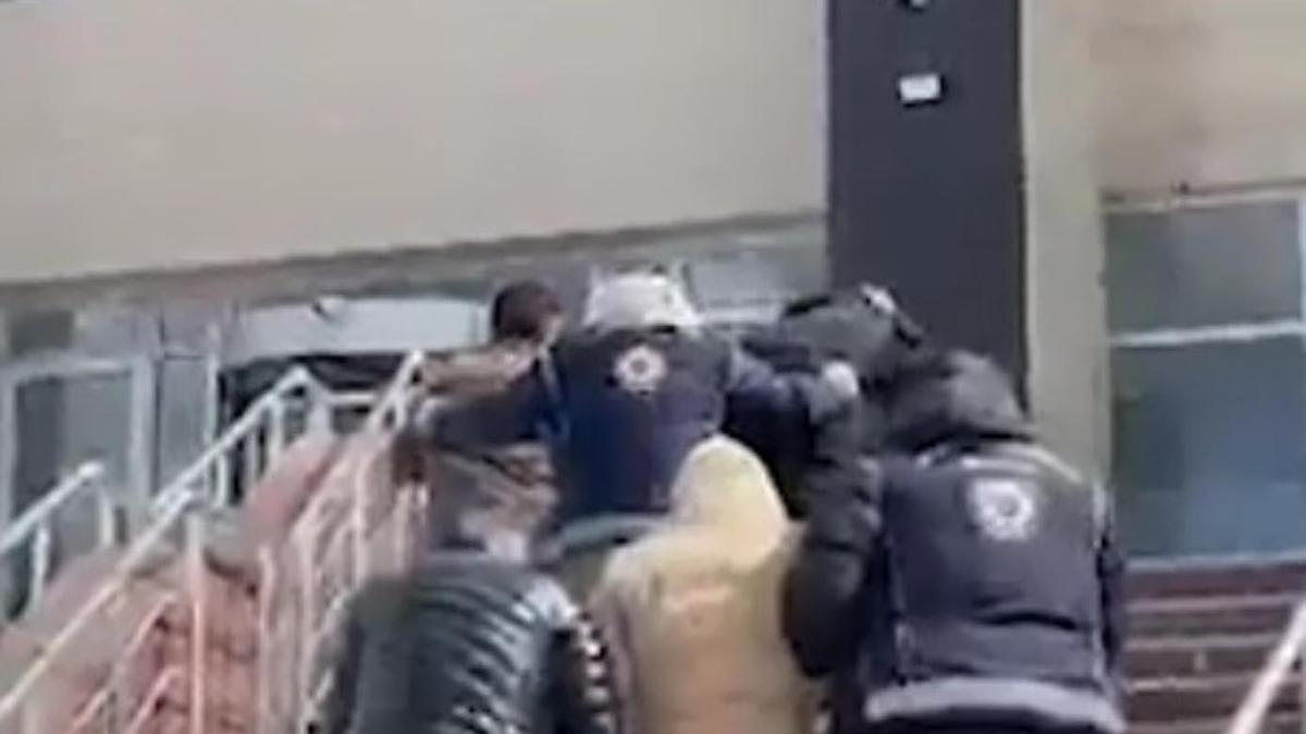 Kars'ta durdurulan hafif ticari araçtan 6 kaçak göçmen çıktı