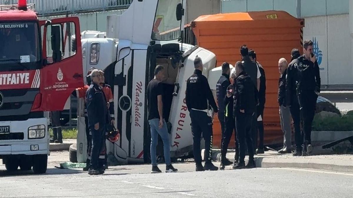 Beylikdüzü'nde TIR dorsesi ile devrildi: Şoför yaralandı
