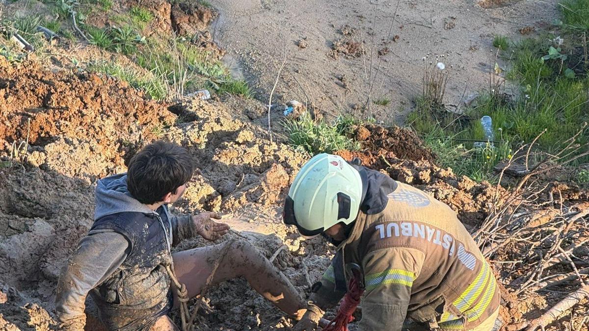 Göktürk’te bisikletiyle gezen çocuk çamura saplandı; 'İmdat' çığlığını duyan polis kurtardı