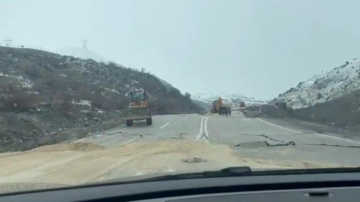 Hakkari-Van yolunda çökme! Ulaşım kontrollü sağlanıyor