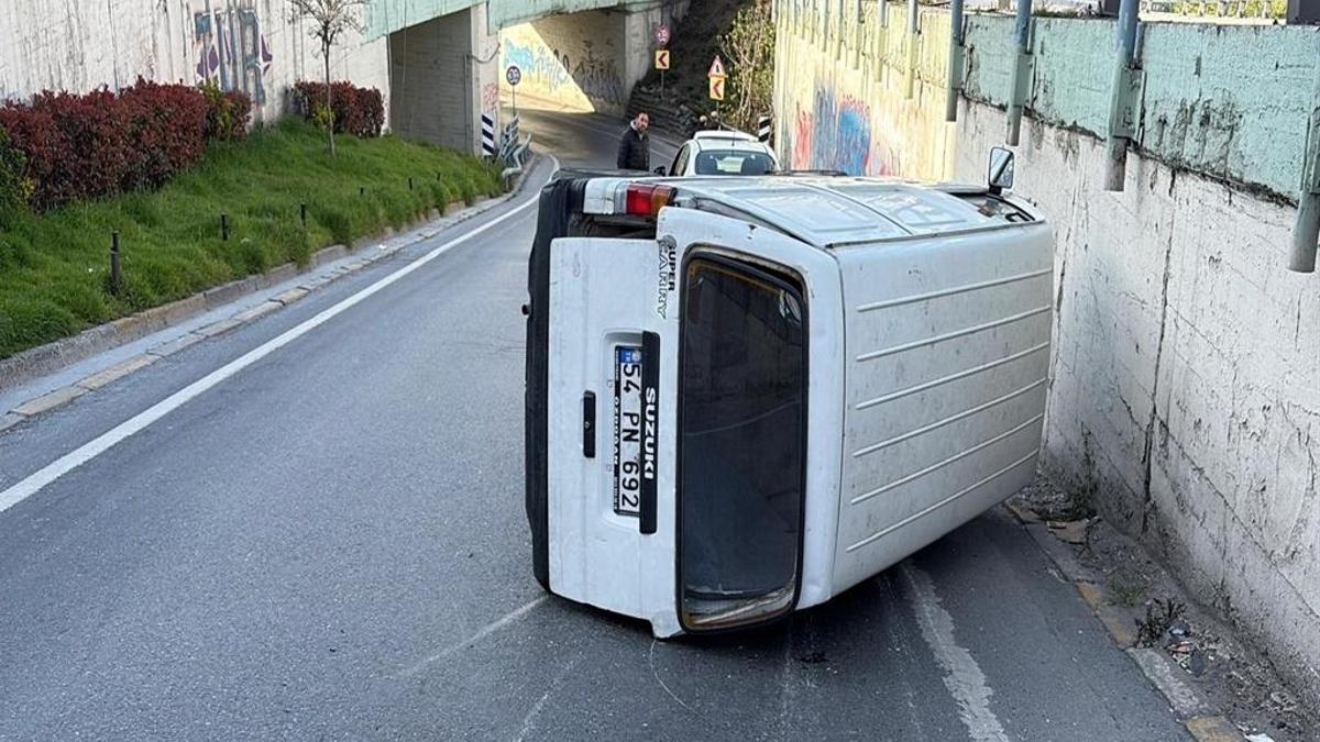 Beyoğlu'nda kaldırıma çarptı: Cadde ortasında yan yattı!