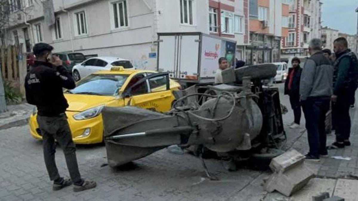 Çorlu'da harç karma makinesi, ticari taksinin üzerine devrildi