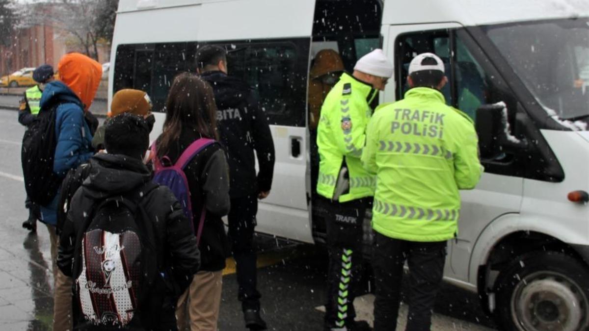 Servis ücretlerine bir kez daha zam geldi: Veliler araç başında tepki gösterdi
