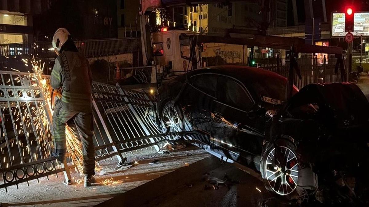 Şişli'de korkunç kaza: Demir korkuluklara çarptı!