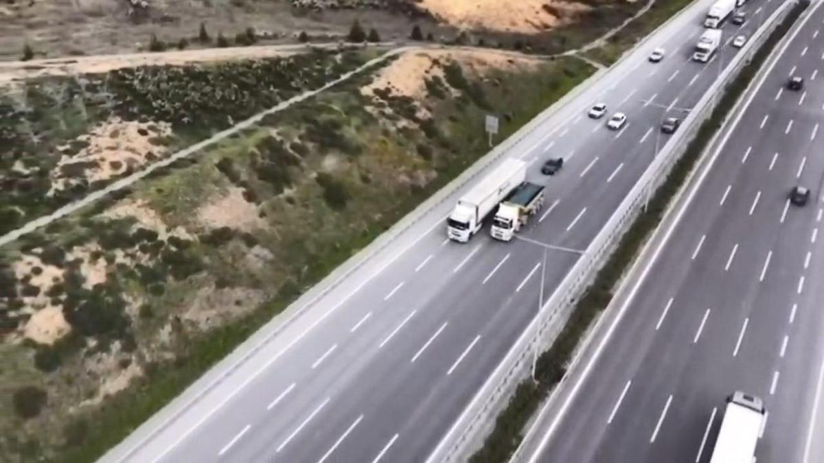 Sarıyer'de dronla takip edilen TIR'da kaçak tütün mamulleri ile çeşitli ürünler ele geçirildi